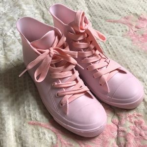 Waterproof pink shoes